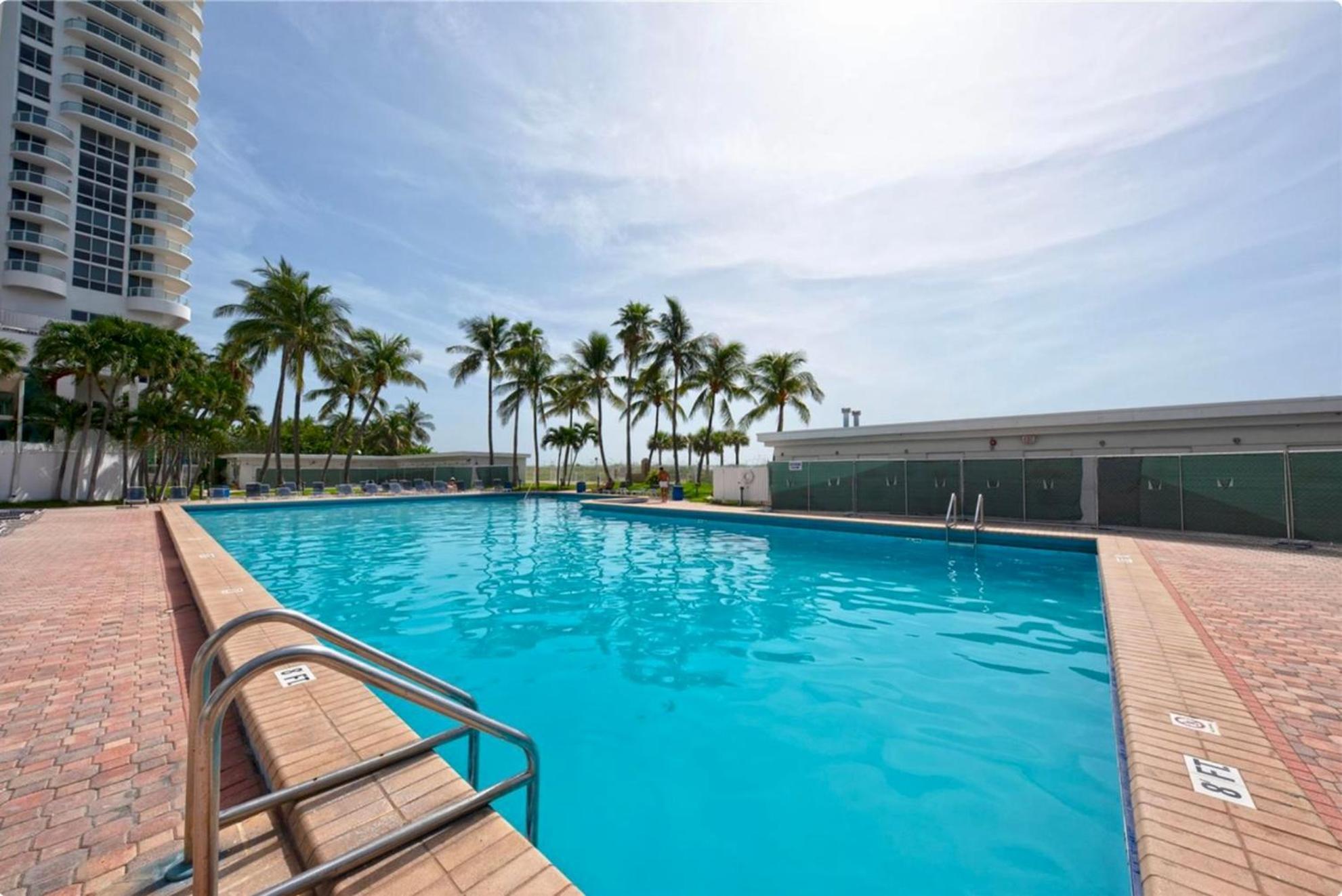 Directly On The Beach With Pool & Parking ميامي بيتش المظهر الخارجي الصورة